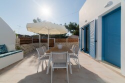 The yard in front of the entrance of Gina's Cozy house The yard in front of the entrance of Gina's Cozy house